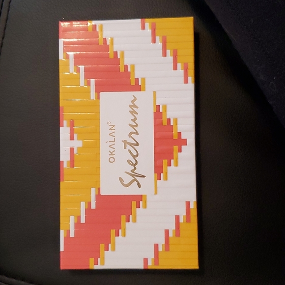 Makeup eye shadow palette - Picture 2 of 3